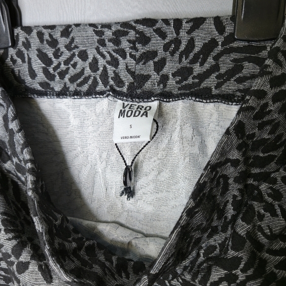 Vero Moda Mini Skirt With Black Amd White Pattern Size S - Picture 5 of 7